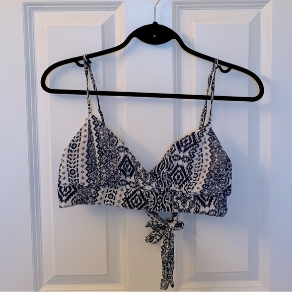 Tribal bralette-like tie up top perfect for a Greece trip !
